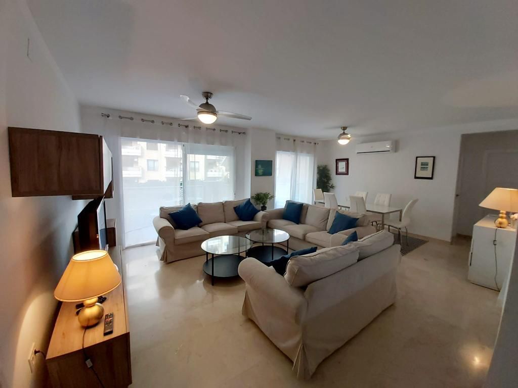 Se alquila MEDIA TEMPORADA  desde 1.9.25-30.6.26 magnifico apartamento en 1a linea de playa en Fuengirola.