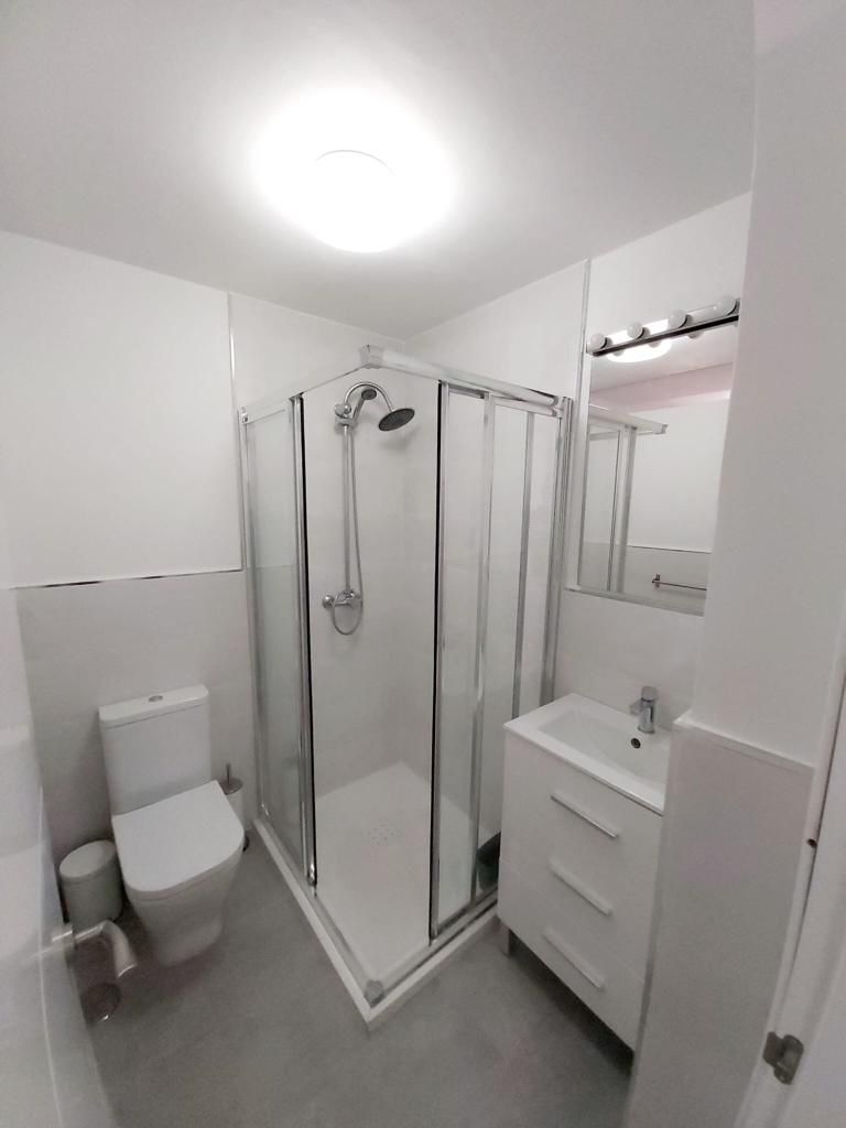 Se alquila MEDIA TEMPORADA  desde 1.9.25-30.6.26 magnifico apartamento en 1a linea de playa en Fuengirola.