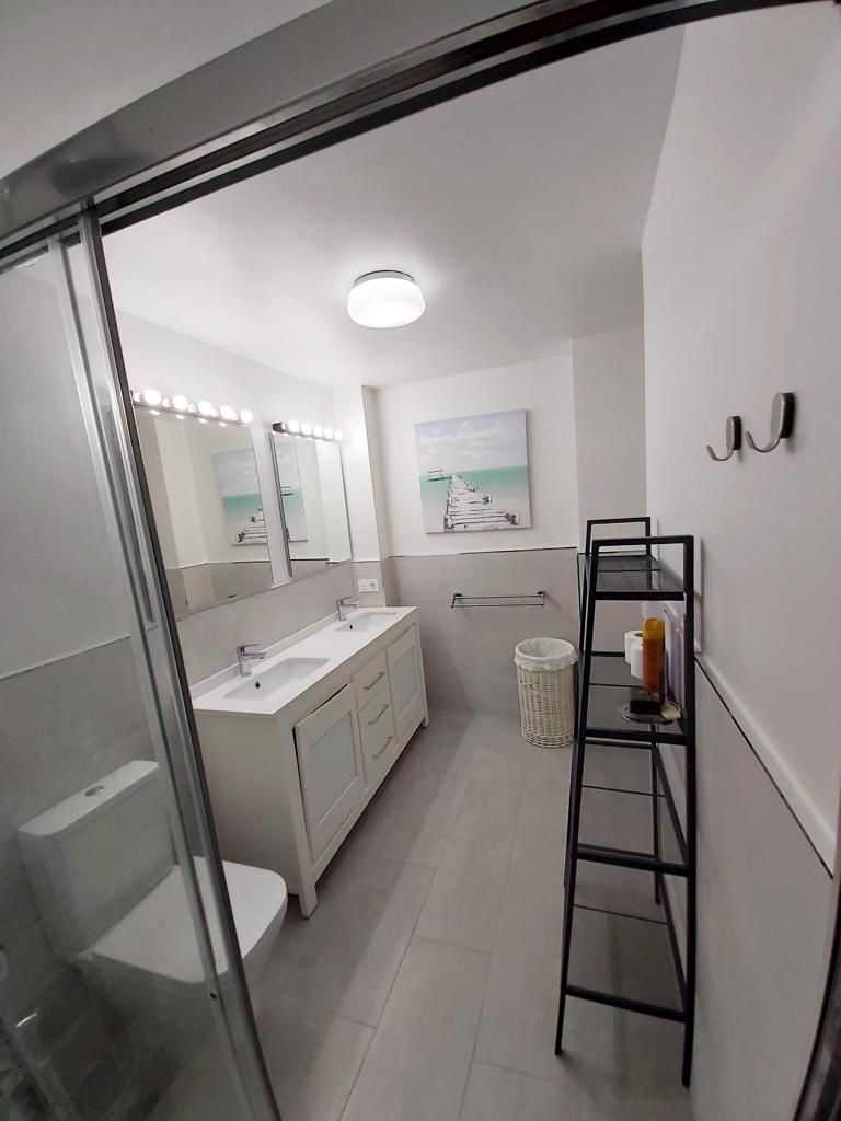 Se alquila MEDIA TEMPORADA  desde 1.9.25-30.6.26 magnifico apartamento en 1a linea de playa en Fuengirola.