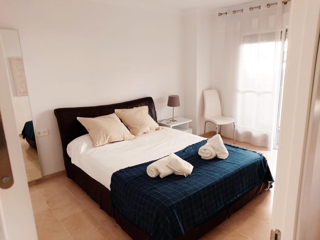 Se alquila MEDIA TEMPORADA  desde 1.9.25-30.6.26 magnifico apartamento en 1a linea de playa en Fuengirola.