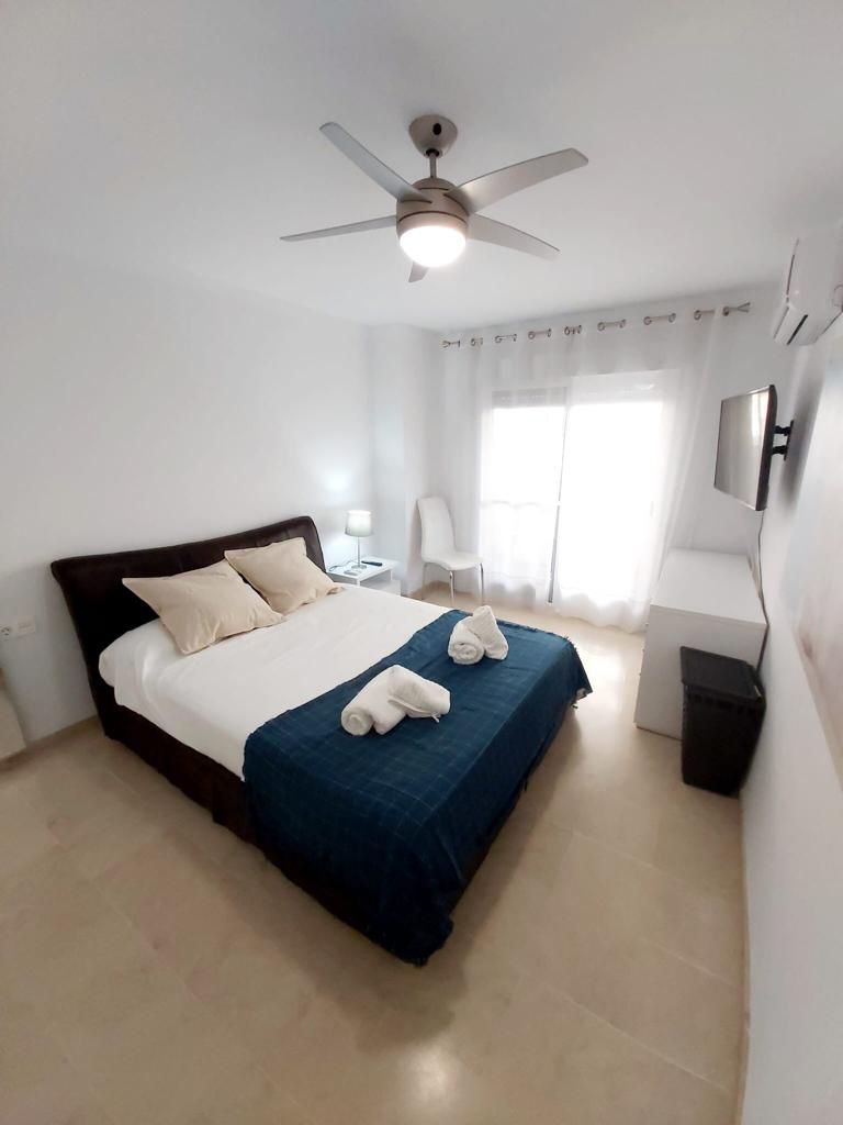 Se alquila MEDIA TEMPORADA  desde 1.9.25-30.6.26 magnifico apartamento en 1a linea de playa en Fuengirola.