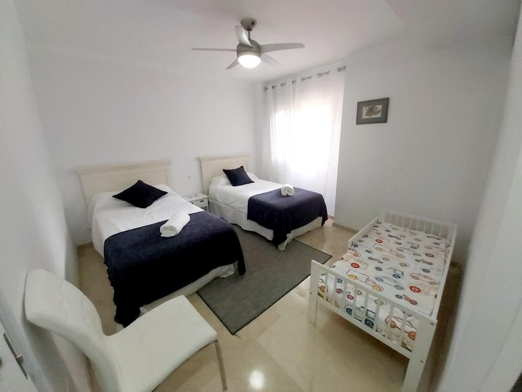 Se alquila MEDIA TEMPORADA  desde 1.9.25-30.6.26 magnifico apartamento en 1a linea de playa en Fuengirola.