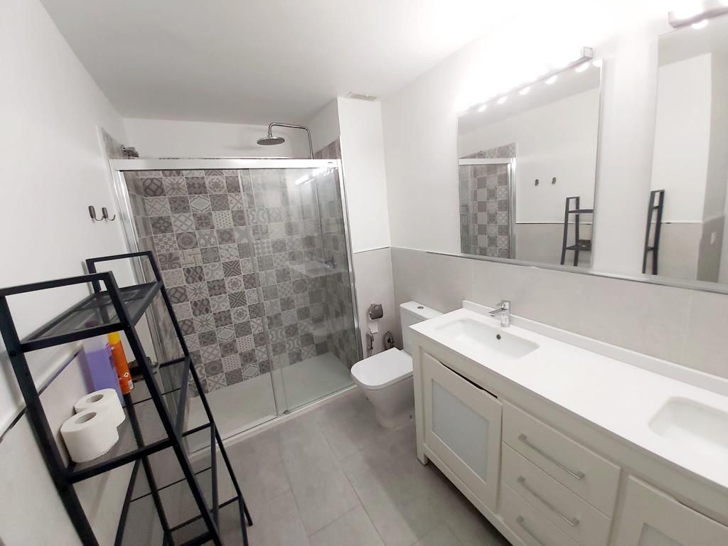 Se alquila MEDIA TEMPORADA  desde 1.9.25-30.6.26 magnifico apartamento en 1a linea de playa en Fuengirola.
