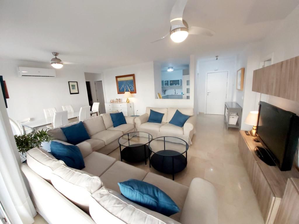 Se alquila MEDIA TEMPORADA  desde 1.9.25-30.6.26 magnifico apartamento en 1a linea de playa en Fuengirola.