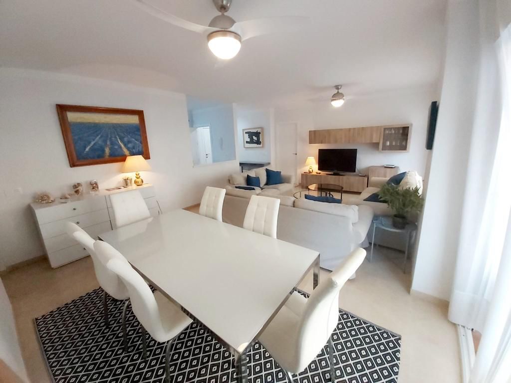 Se alquila MEDIA TEMPORADA  desde 1.9.25-30.6.26 magnifico apartamento en 1a linea de playa en Fuengirola.