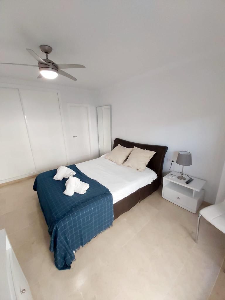 Se alquila MEDIA TEMPORADA  desde 1.9.25-30.6.26 magnifico apartamento en 1a linea de playa en Fuengirola.