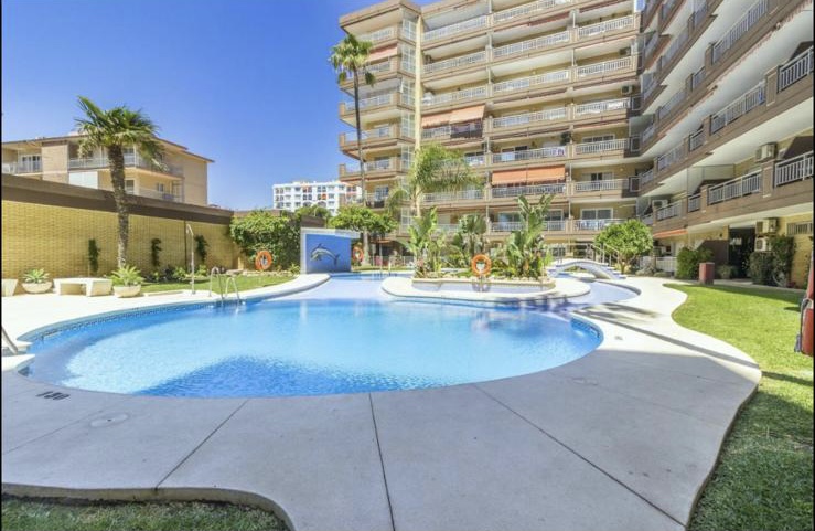 Se alquila MEDIA TEMPORADA  desde 1.9.25-30.6.26 magnifico apartamento en 1a linea de playa en Fuengirola.