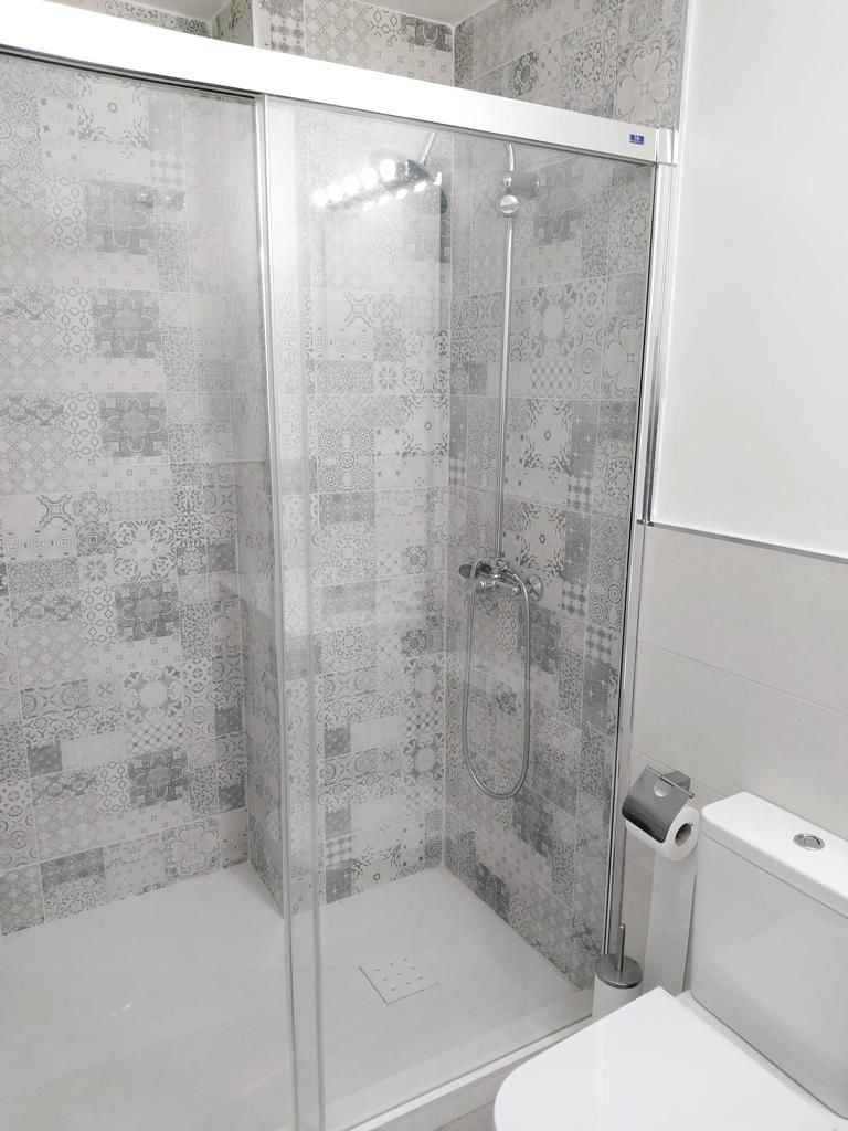 Se alquila MEDIA TEMPORADA  desde 1.9.25-30.6.26 magnifico apartamento en 1a linea de playa en Fuengirola.
