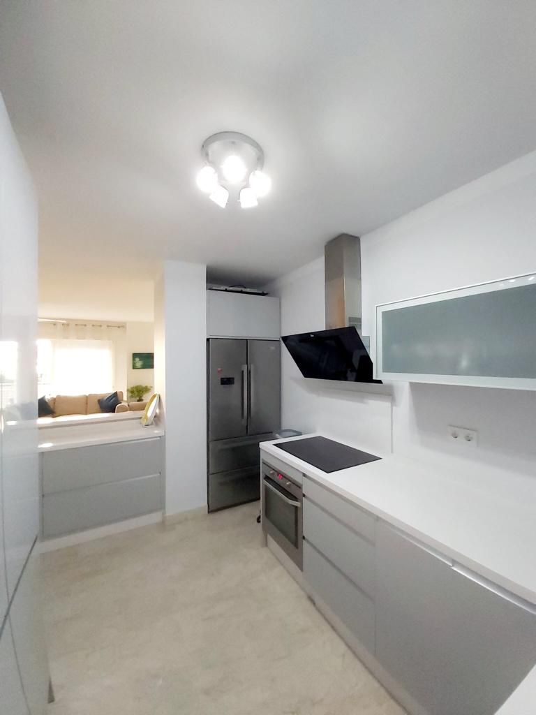 Se alquila MEDIA TEMPORADA  desde 1.9.25-30.6.26 magnifico apartamento en 1a linea de playa en Fuengirola.
