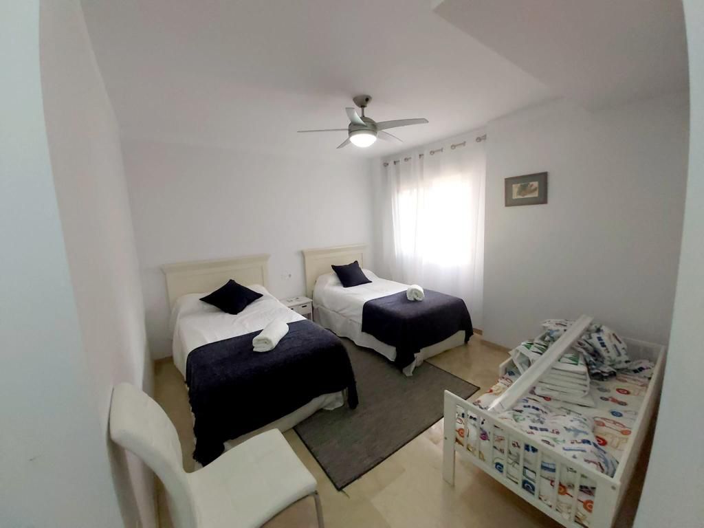 Se alquila MEDIA TEMPORADA  desde 1.9.25-30.6.26 magnifico apartamento en 1a linea de playa en Fuengirola.