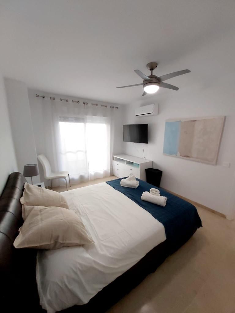 Se alquila MEDIA TEMPORADA  desde 1.9.25-30.6.26 magnifico apartamento en 1a linea de playa en Fuengirola.