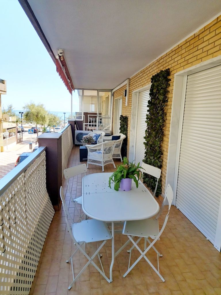 Se alquila MEDIA TEMPORADA  desde 1.9.25-30.6.26 magnifico apartamento en 1a linea de playa en Fuengirola.