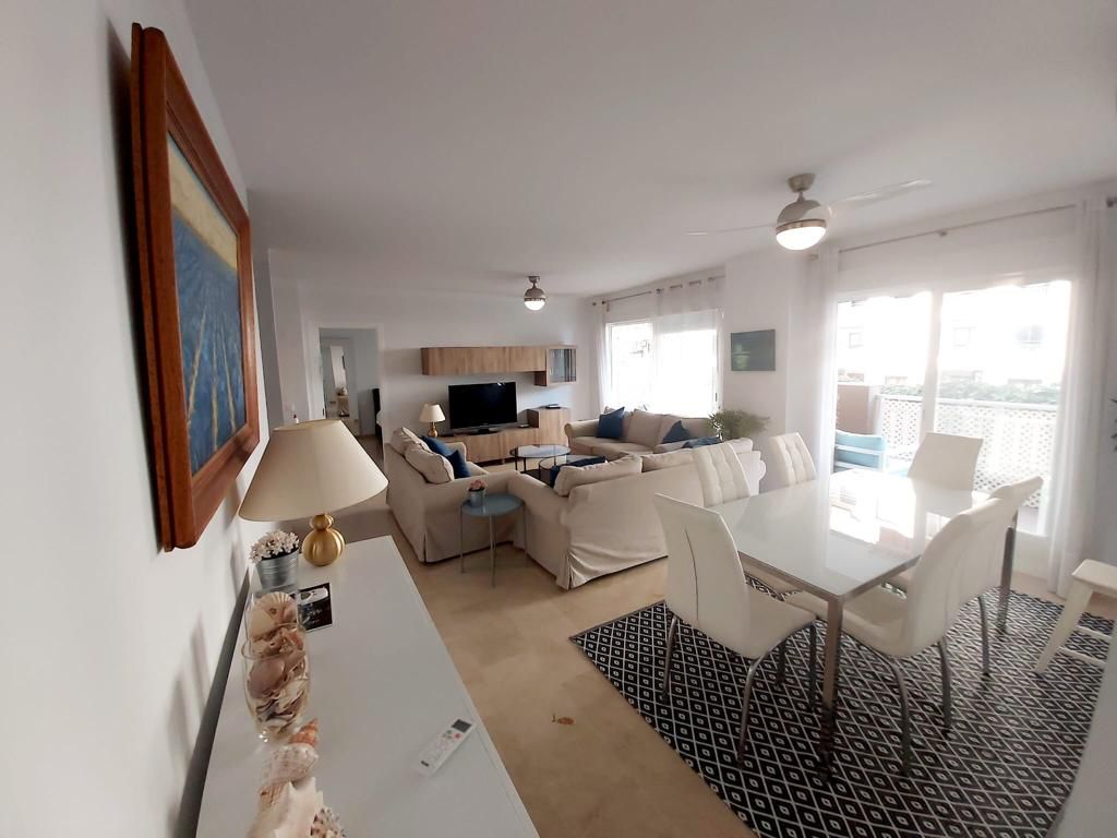 Se alquila MEDIA TEMPORADA  desde 1.9.25-30.6.26 magnifico apartamento en 1a linea de playa en Fuengirola.