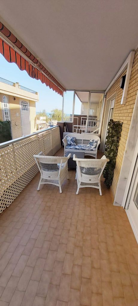 Se alquila MEDIA TEMPORADA  desde 1.9.25-30.6.26 magnifico apartamento en 1a linea de playa en Fuengirola.