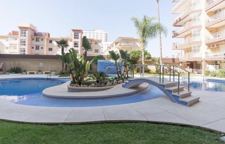 Se alquila MEDIA TEMPORADA  desde 1.9.25-30.6.26 magnifico apartamento en 1a linea de playa en Fuengirola.