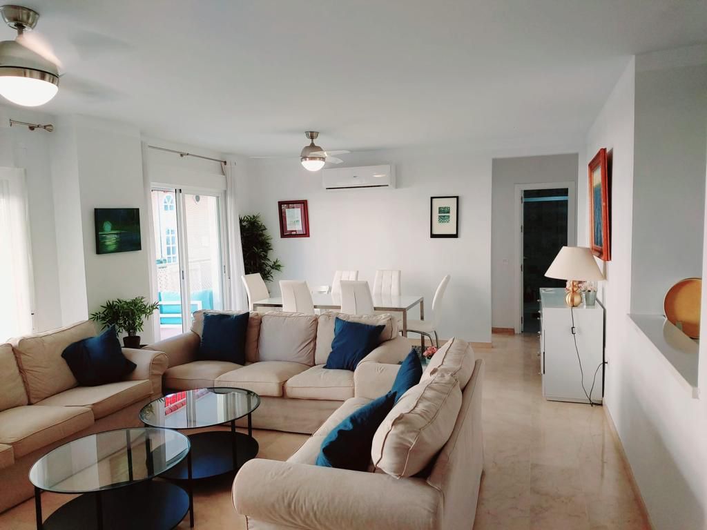 Se alquila MEDIA TEMPORADA  desde 1.9.25-30.6.26 magnifico apartamento en 1a linea de playa en Fuengirola.