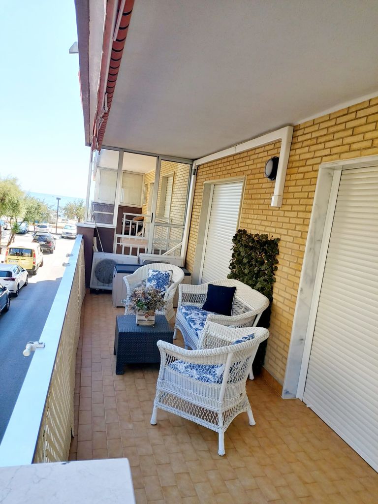 Se alquila MEDIA TEMPORADA  desde 1.9.25-30.6.26 magnifico apartamento en 1a linea de playa en Fuengirola.
