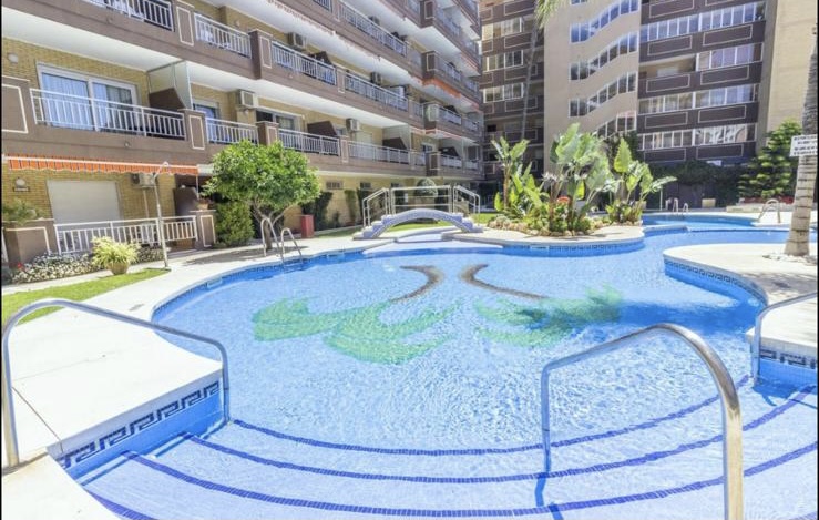 Se alquila MEDIA TEMPORADA  desde 1.9.25-30.6.26 magnifico apartamento en 1a linea de playa en Fuengirola.