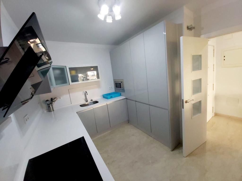 Se alquila MEDIA TEMPORADA  desde 1.9.25-30.6.26 magnifico apartamento en 1a linea de playa en Fuengirola.