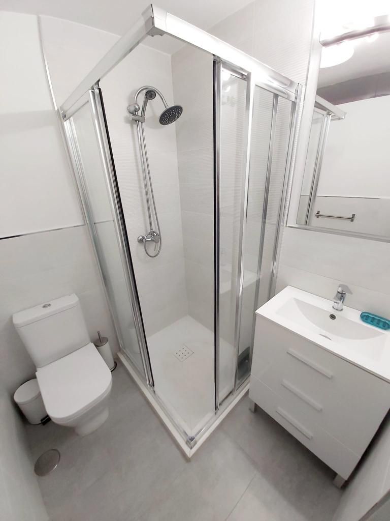 Se alquila MEDIA TEMPORADA  desde 1.9.25-30.6.26 magnifico apartamento en 1a linea de playa en Fuengirola.