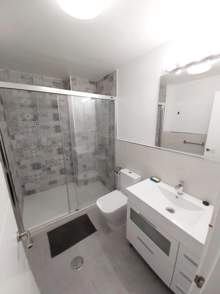 Se alquila MEDIA TEMPORADA  desde 1.9.25-30.6.26 magnifico apartamento en 1a linea de playa en Fuengirola.