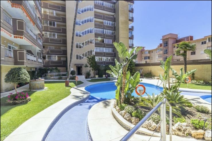 Se alquila MEDIA TEMPORADA  desde 1.9.25-30.6.26 magnifico apartamento en 1a linea de playa en Fuengirola.