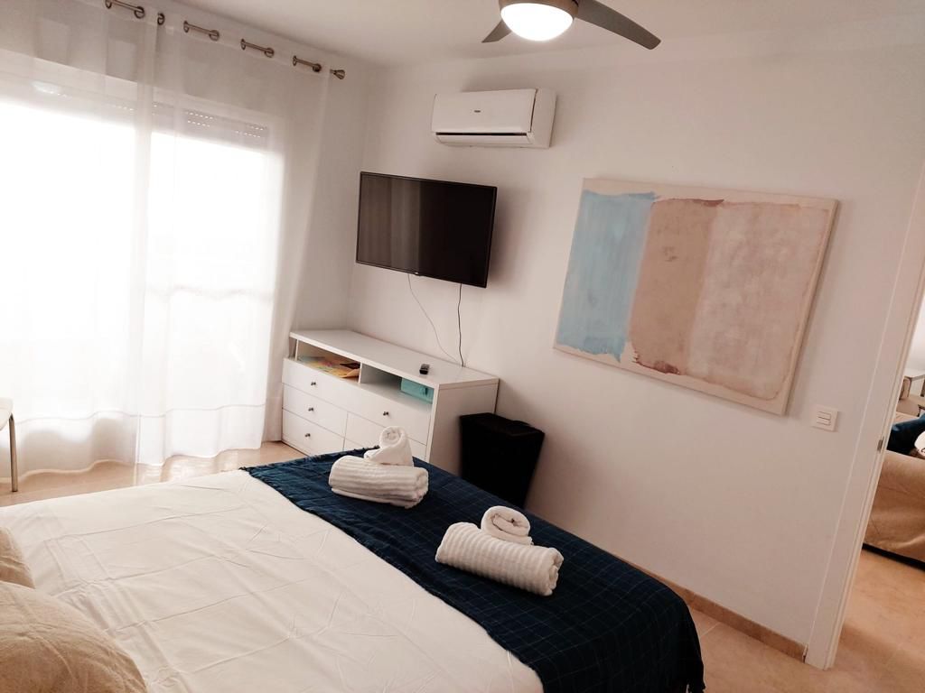 Se alquila MEDIA TEMPORADA  desde 1.9.25-30.6.26 magnifico apartamento en 1a linea de playa en Fuengirola.