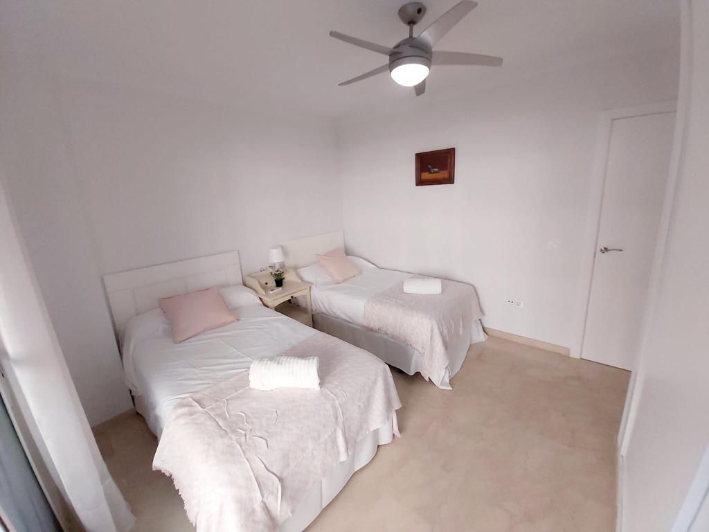 Se alquila MEDIA TEMPORADA  desde 1.9.25-30.6.26 magnifico apartamento en 1a linea de playa en Fuengirola.