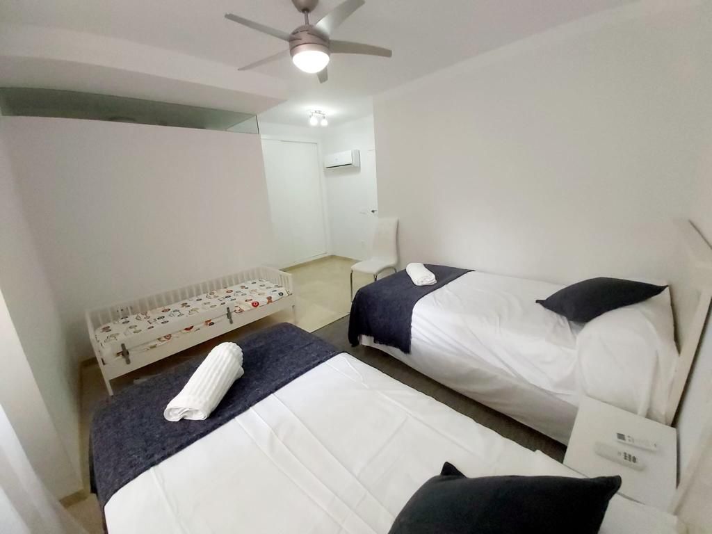 Se alquila MEDIA TEMPORADA  desde 1.9.25-30.6.26 magnifico apartamento en 1a linea de playa en Fuengirola.