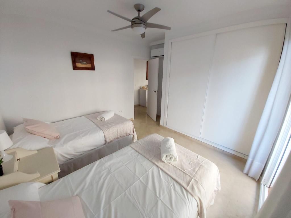 Se alquila MEDIA TEMPORADA  desde 1.9.25-30.6.26 magnifico apartamento en 1a linea de playa en Fuengirola.
