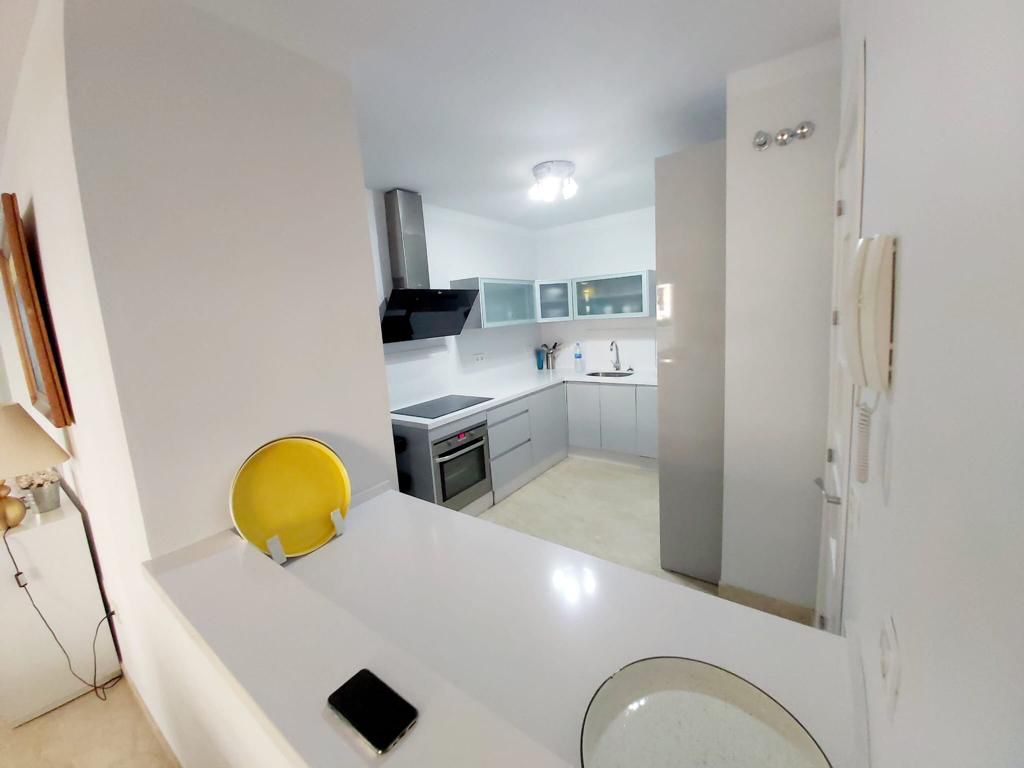 Se alquila MEDIA TEMPORADA  desde 1.9.25-30.6.26 magnifico apartamento en 1a linea de playa en Fuengirola.