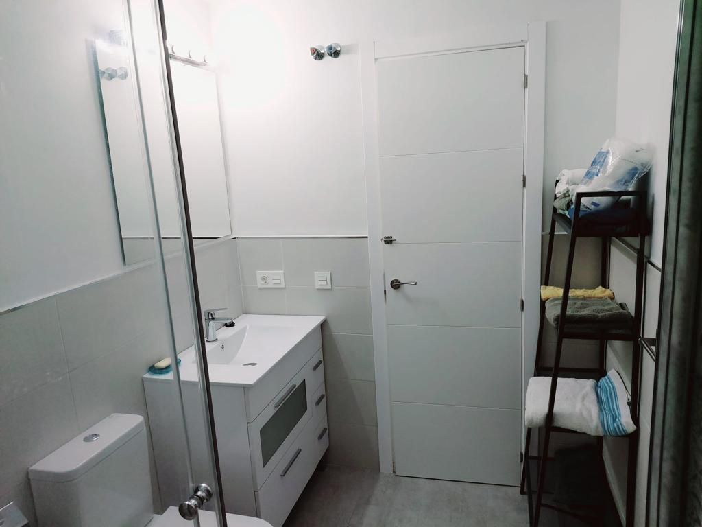 Se alquila MEDIA TEMPORADA  desde 1.9.25-30.6.26 magnifico apartamento en 1a linea de playa en Fuengirola.