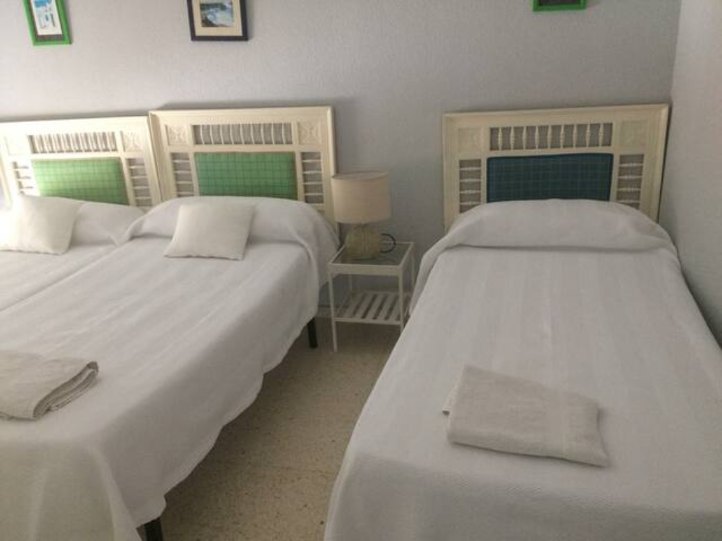 MEDIA TEMPORADA . SE ALQUILA 01.04.26 - 31.5.27 MAGNIFICO APARTAMENTO  CON VISTAS AL MAR EN 1ª LINEA EN FUENGIROLA