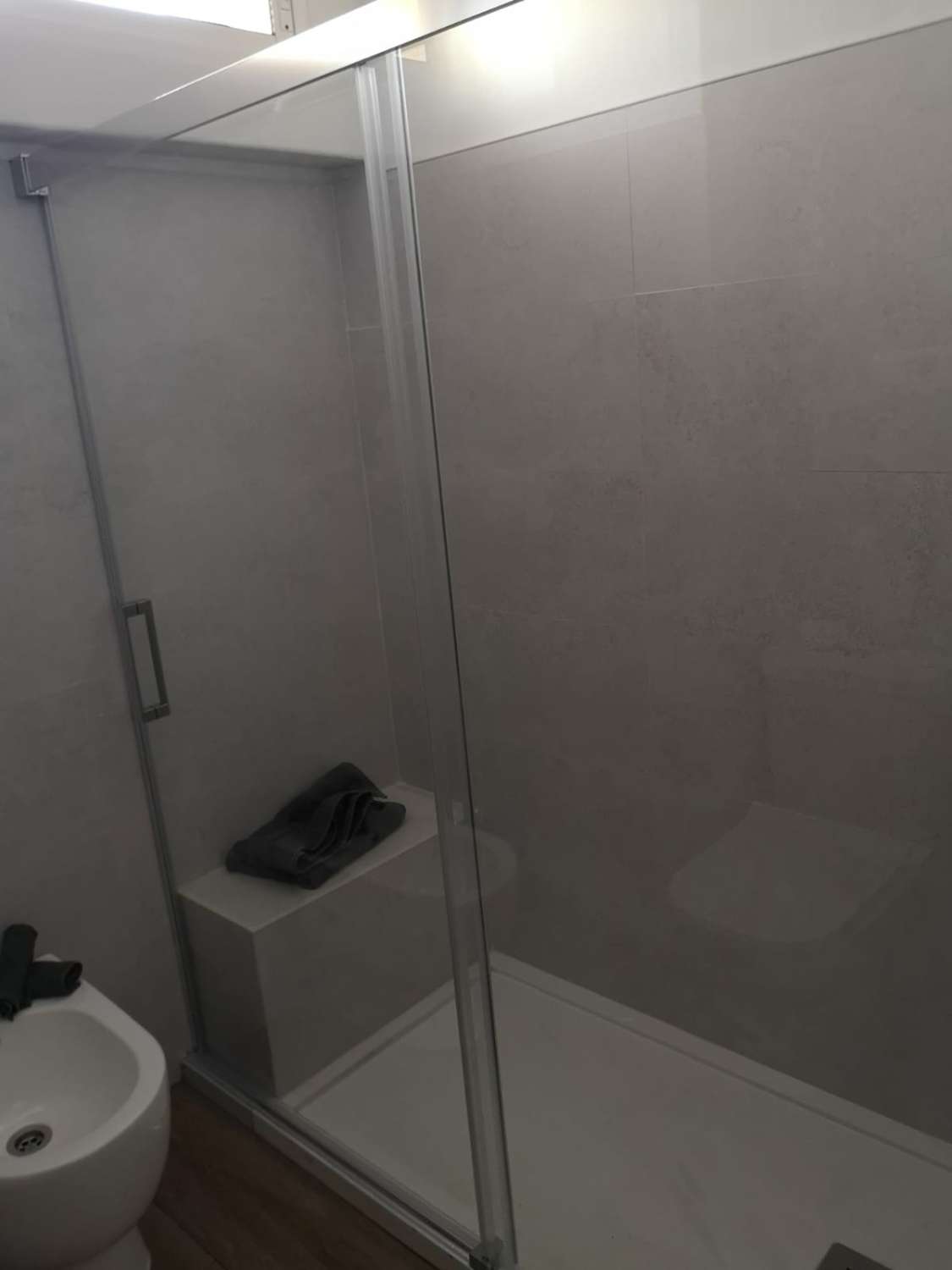 MEDIA TEMPORADA . SE ALQUILA 01.04.26 - 31.5.27 MAGNIFICO APARTAMENTO  CON VISTAS AL MAR EN 1ª LINEA EN FUENGIROLA