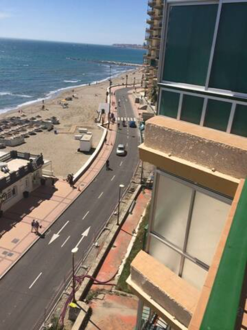 MEDIA TEMPORADA . SE ALQUILA 01.04.26 - 31.5.27 MAGNIFICO APARTAMENTO  CON VISTAS AL MAR EN 1ª LINEA EN FUENGIROLA