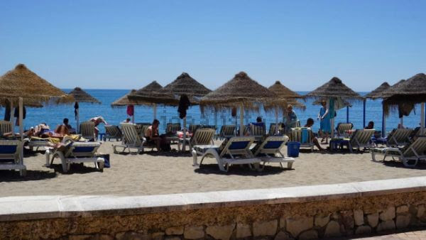 Half a season. For rent from 01/09/25- 30/06/26 apartment on the 1st line of the beach in Fuengirola