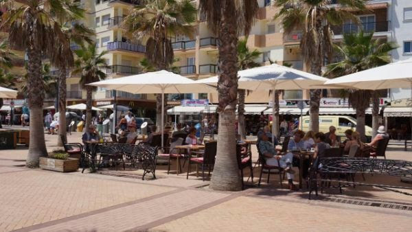 Half a season. For rent from 01/09/25- 30/06/26 apartment on the 1st line of the beach in Fuengirola