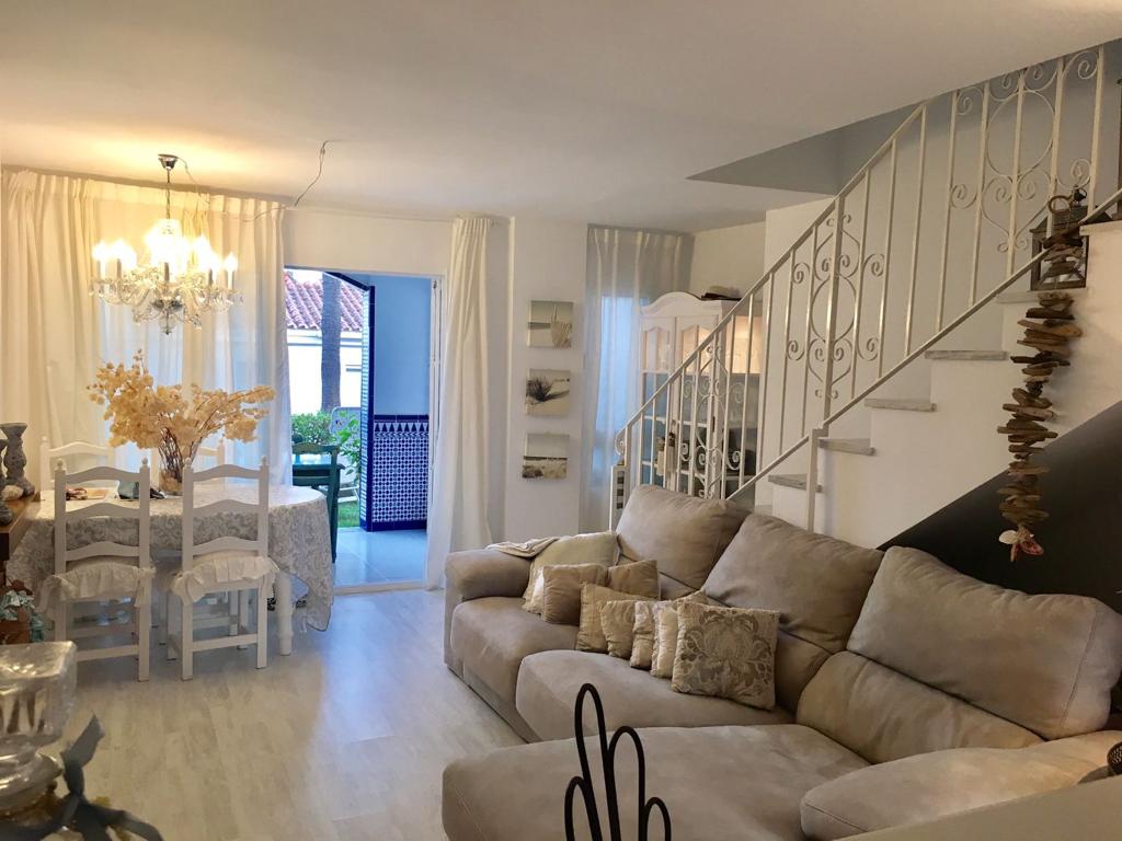 HALV SÄSONG. UTHYRES FRÅN 01.10.2025 TILL 2026-06-30 VACKER PARHUS VILLA I CALABURRA-OMRÅDET (MIJAS COSTA)