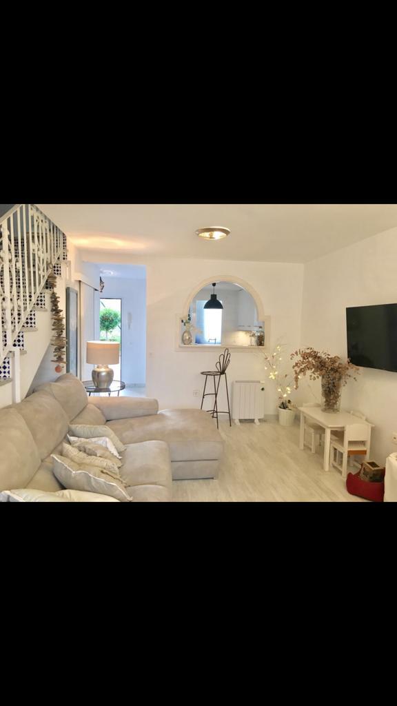 HALV SÄSONG. UTHYRES FRÅN 01.10.2025 TILL 2026-06-30 VACKER PARHUS VILLA I CALABURRA-OMRÅDET (MIJAS COSTA)