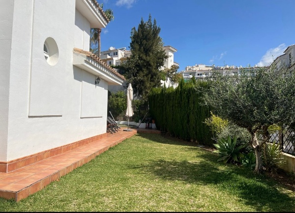 Hoek halfvrijstaand huis te koop in Benalmádena