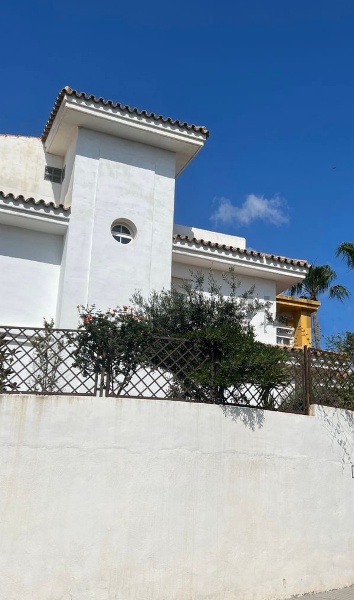 Hoek halfvrijstaand huis te koop in Benalmádena