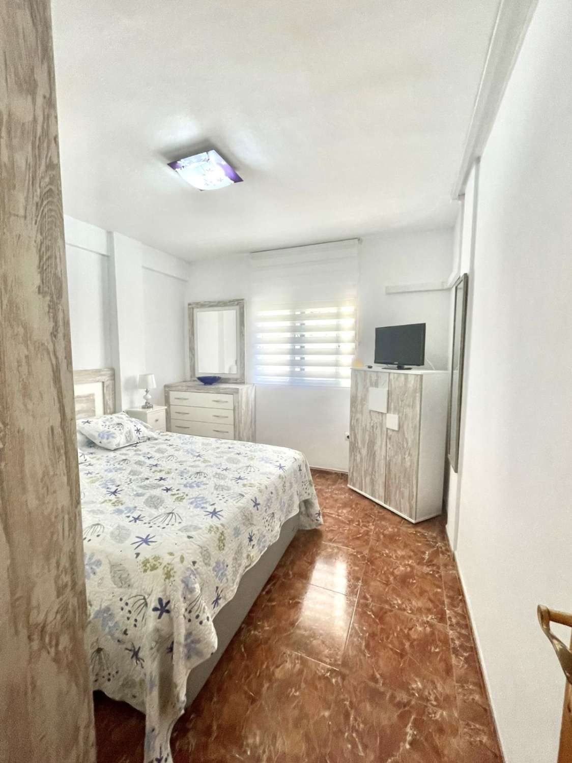 HALV SÆSON. TIL LEJE FRA 01/10/25-31/5/26  DEJLIG LEJLIGHED I NERJA