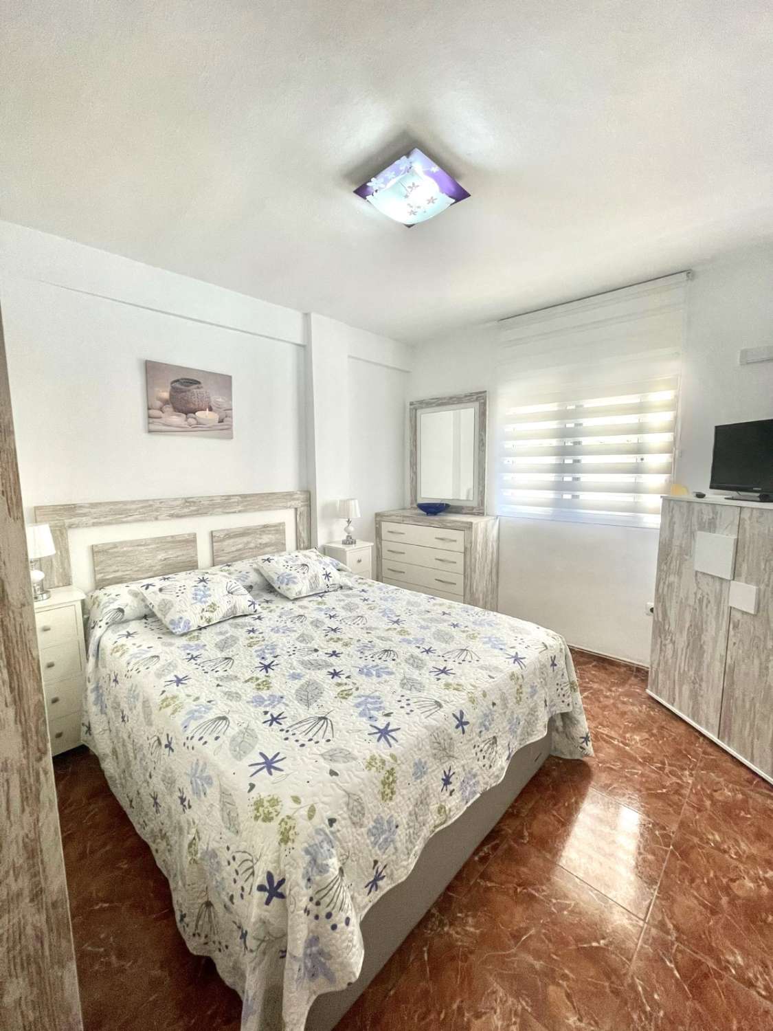 HALV SÆSON. TIL LEJE FRA 01/10/25-31/5/26  DEJLIG LEJLIGHED I NERJA