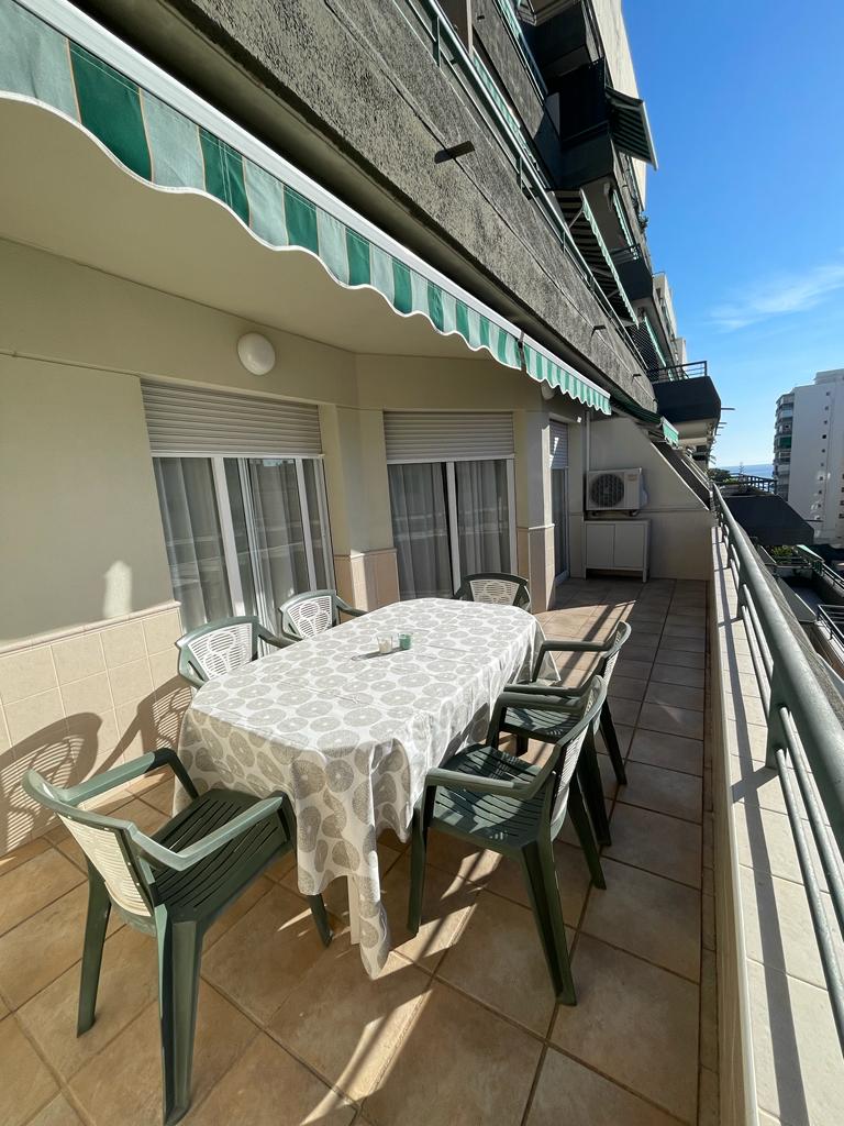 Halv säsong . Uthyres från 01/09/25 - 30/06/26 Trevlig lägenhet på 1: a raden av stranden i Fuengirola
