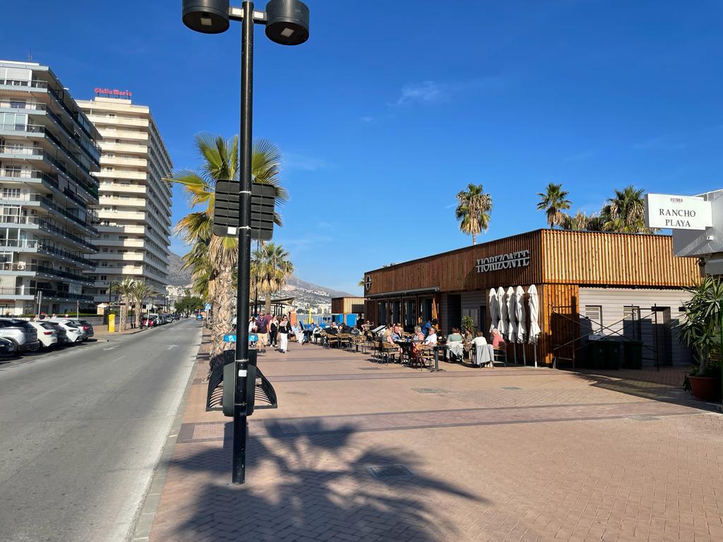 Halv säsong . Uthyres från 01/09/25 - 30/06/26 Trevlig lägenhet på 1: a raden av stranden i Fuengirola
