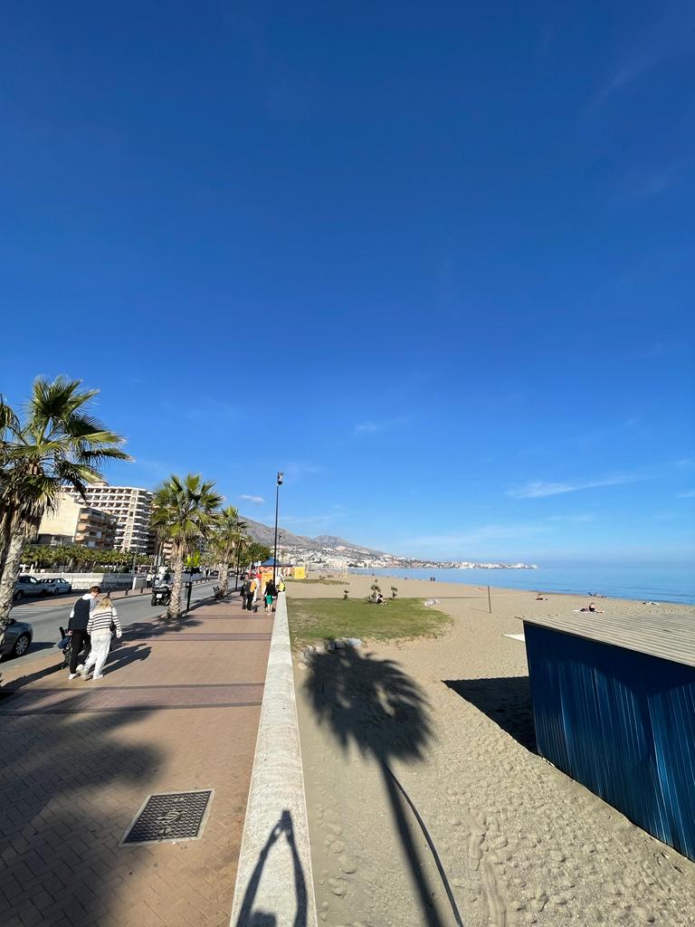 Halv säsong . Uthyres från 01/09/25 - 30/06/26 Trevlig lägenhet på 1: a raden av stranden i Fuengirola