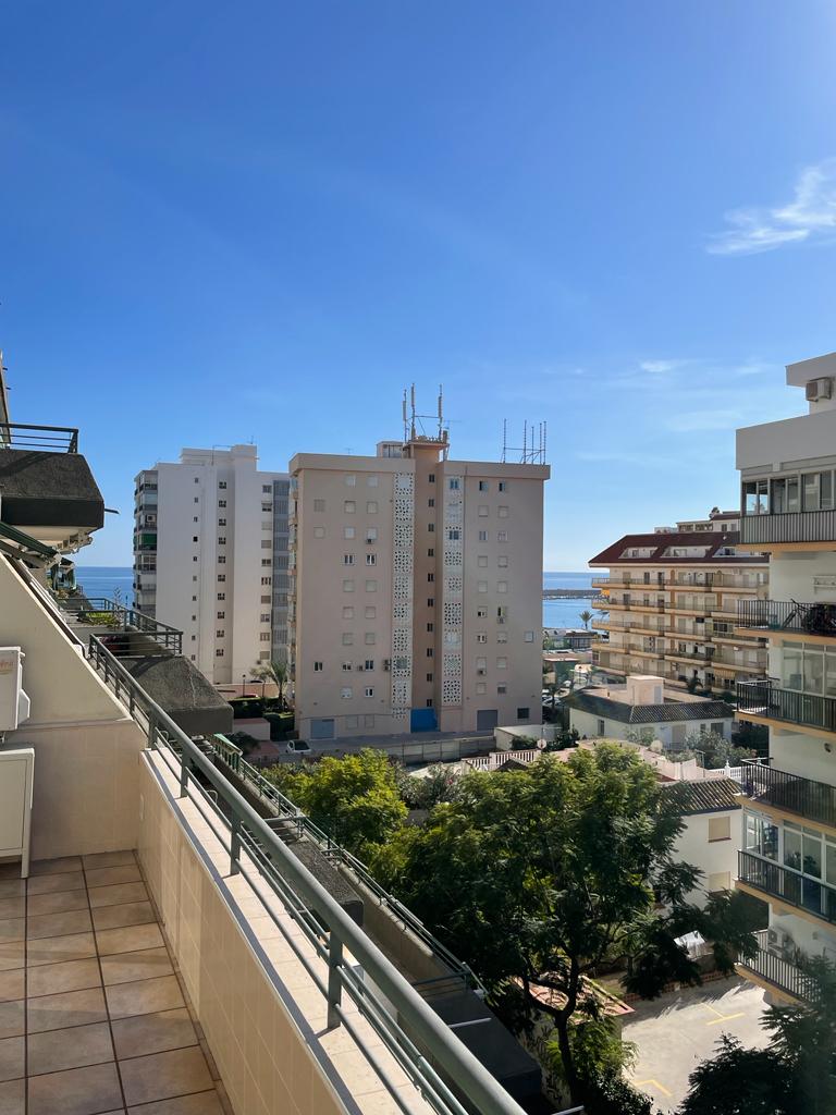Halv säsong . Uthyres från 01/09/25 - 30/06/26 Trevlig lägenhet på 1: a raden av stranden i Fuengirola