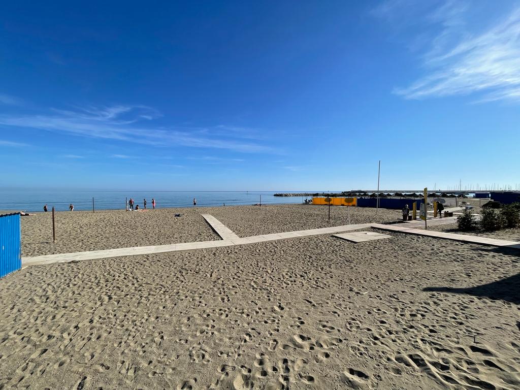 Halv säsong . Uthyres från 01/09/25 - 30/06/26 Trevlig lägenhet på 1: a raden av stranden i Fuengirola