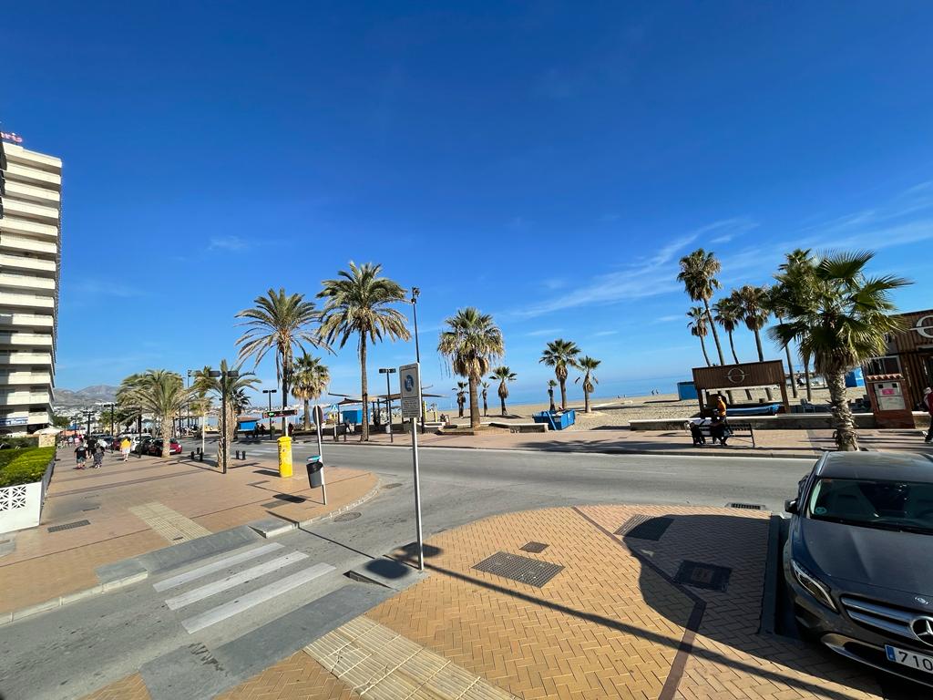 Halv säsong . Uthyres från 01/09/25 - 30/06/26 Trevlig lägenhet på 1: a raden av stranden i Fuengirola
