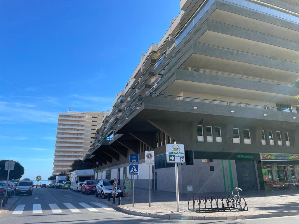 Halv säsong . Uthyres från 01/09/25 - 30/06/26 Trevlig lägenhet på 1: a raden av stranden i Fuengirola